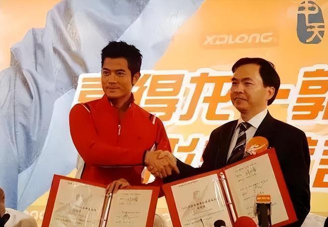 坛的4个国产运动鞋看谁还在跟风？新利娱乐曾被吹上天如今却跌落神(图11)