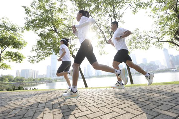 物！鸿星尔克公园跑鞋赋能国动新动能新利体育注册入口入选2024年度好(图5)