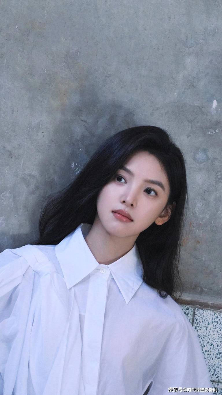 春乖乖女经典穿搭赢过花里胡哨章若楠白衬衫造型太绝！秒变青(图2)