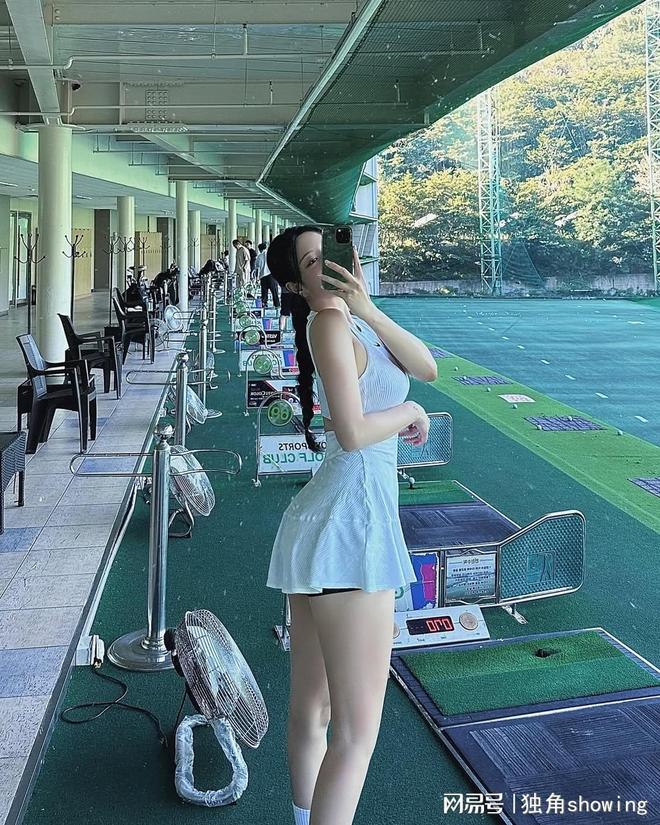 日常生活都能轻松驾驭！超火运动穿搭网球场上(图4)